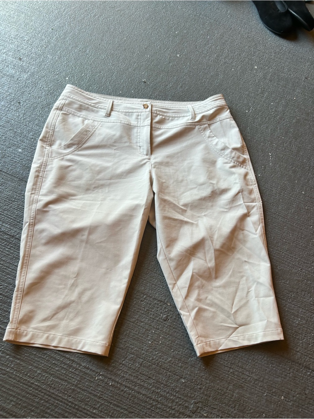 N vo  Cream Knee-Length Bermuda Shorts with Belt Loops